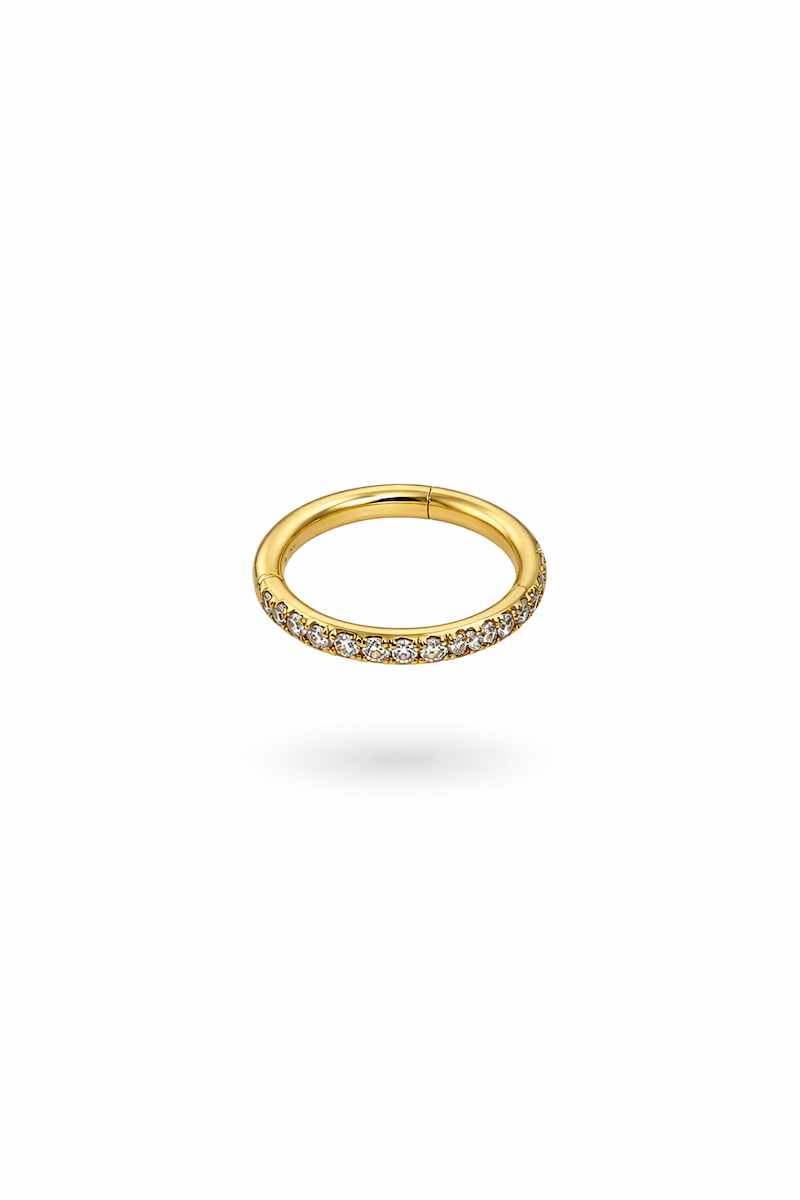 8 mm piercing ring in gold und die eine hälfte ist mit zirkonia steinen bedeckt