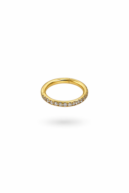 8 mm piercing ring in gold und die eine hälfte ist mit zirkonia steinen bedeckt