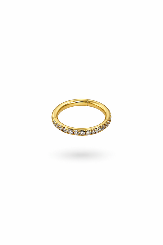 8 mm piercing ring in gold und die eine hälfte ist mit zirkonia steinen bedeckt