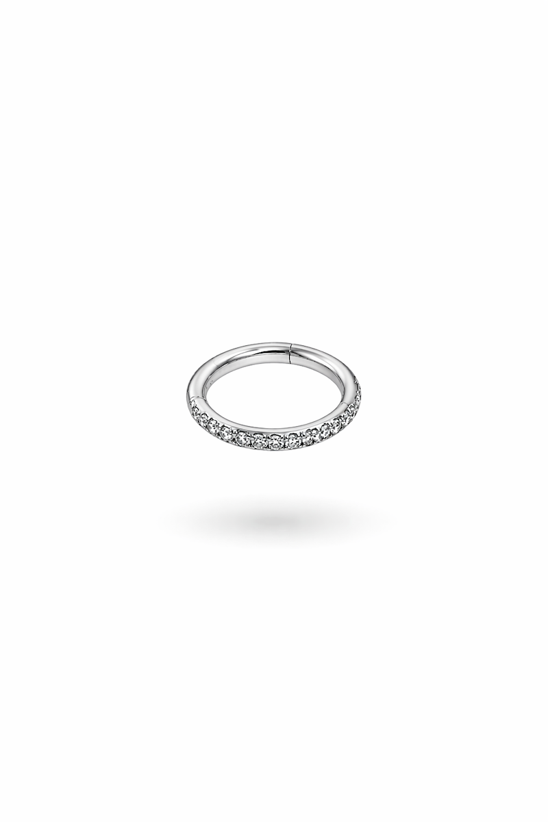 8 mm piercing ring in silber und die eine hälfte ist mit zirkonia steinen bedeckt