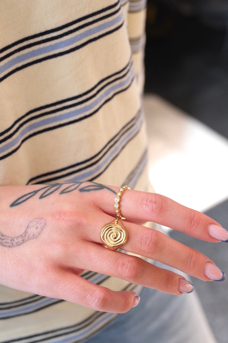feiner goldener ring kombiniert mit dickerem gold ring