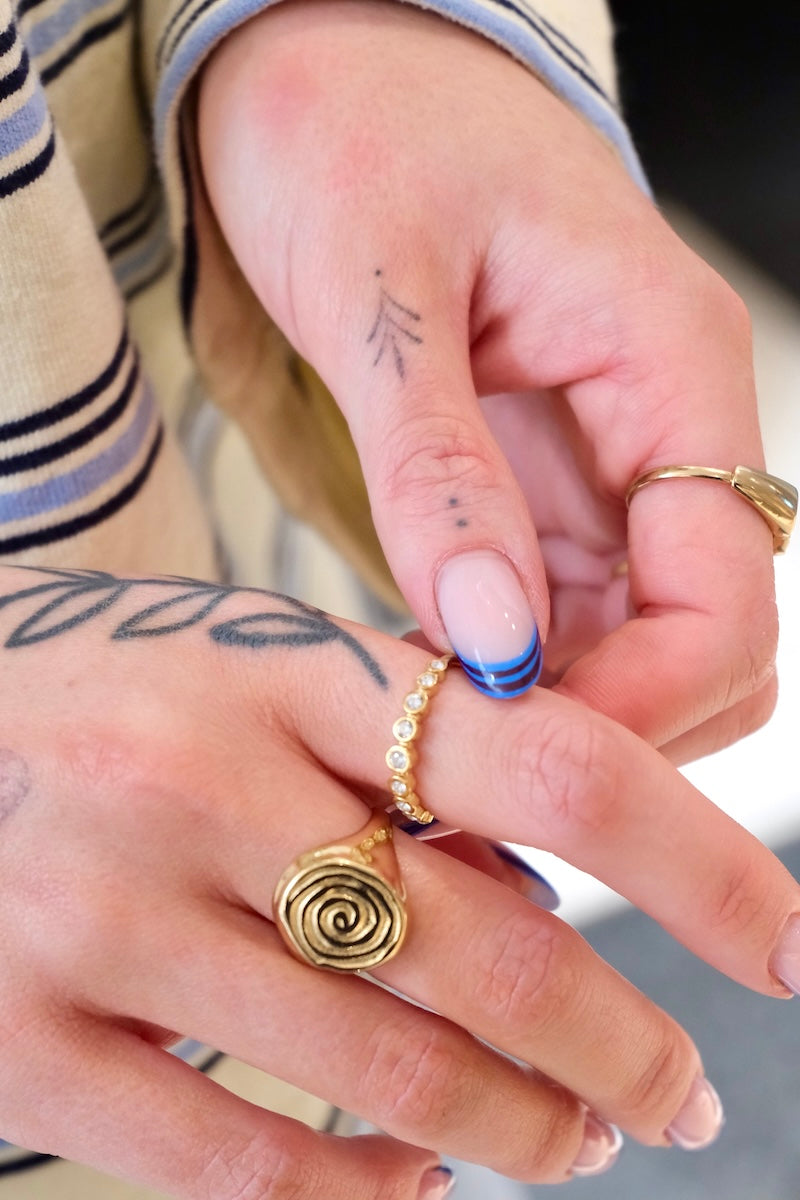 feiner goldener ring mit zirkonia steine