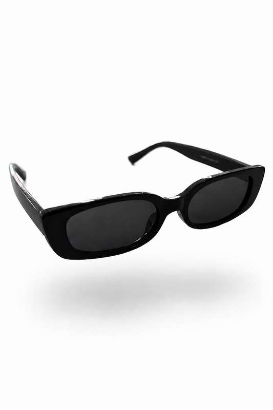 schwarze Sonnenbrille mit dunklen gläsern und einem schwarzen rahmen